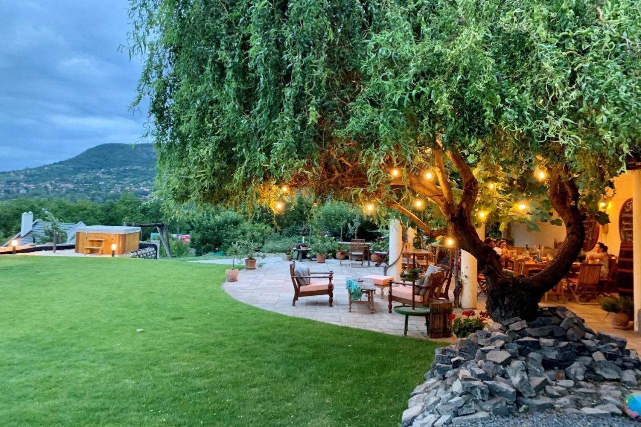 Sipos Borhaz Es Vendeghaz Hotel Badacsonyors Exterior photo